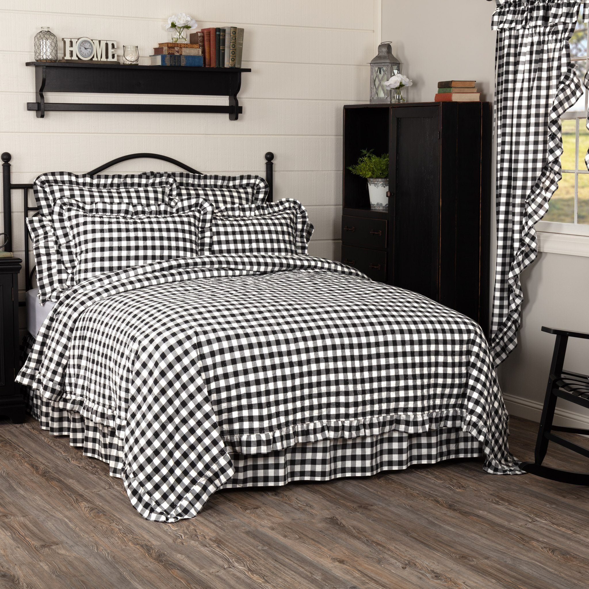 http://www.primitivestarquiltshop.com/cdn/shop/collections/annie-black-bedding_e997897d-3786-4fd8-a928-4f138b1a81c7.jpg?v=1576674206